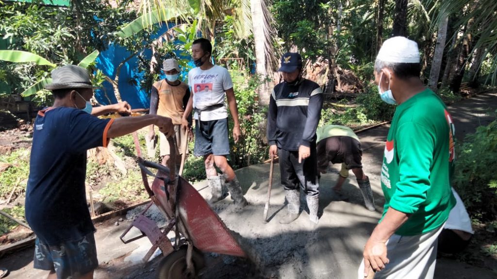 Distribusi material beton dengan angkong (foto: Lines Kulon Progo)
