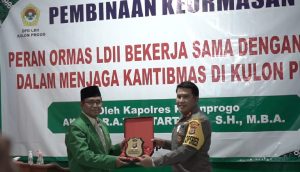 Penyerahan kenang kenangan silaturrahim keormasan dari Kapolres Kulon Progo kepada Pandaya (Gambar : Lines)