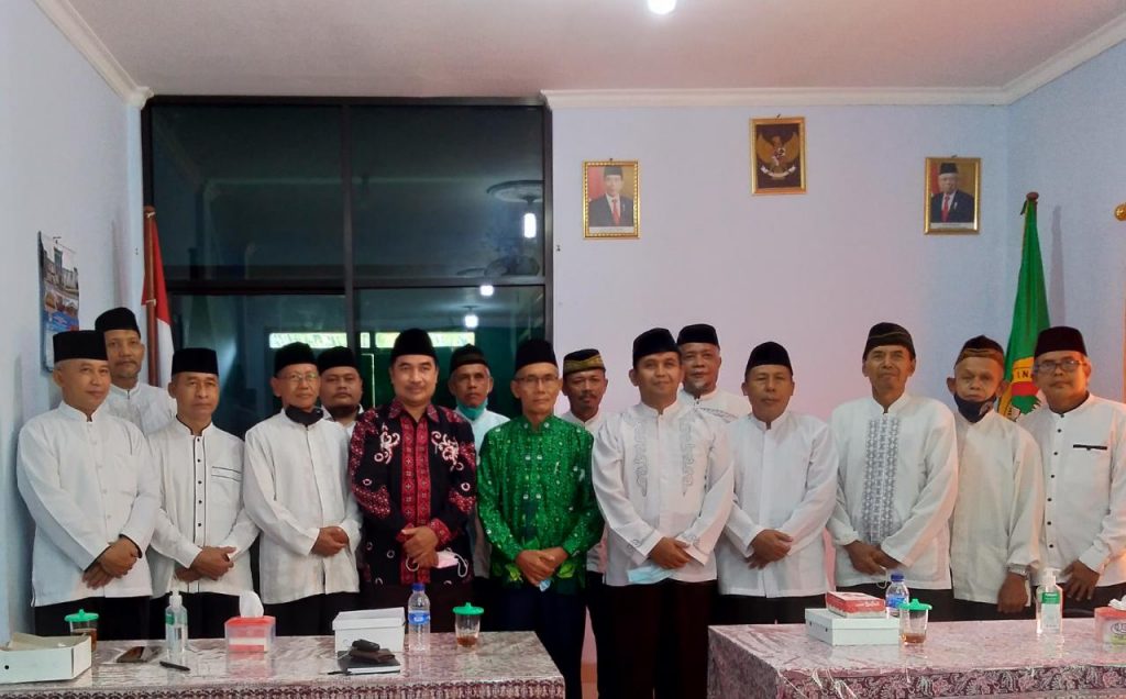 Jajaran DPD LDII Kulon Progo berfoto bersama Ketum dan Sekum MUI Kulon Progo (berbaju hijau dan merah) Foto : Lines