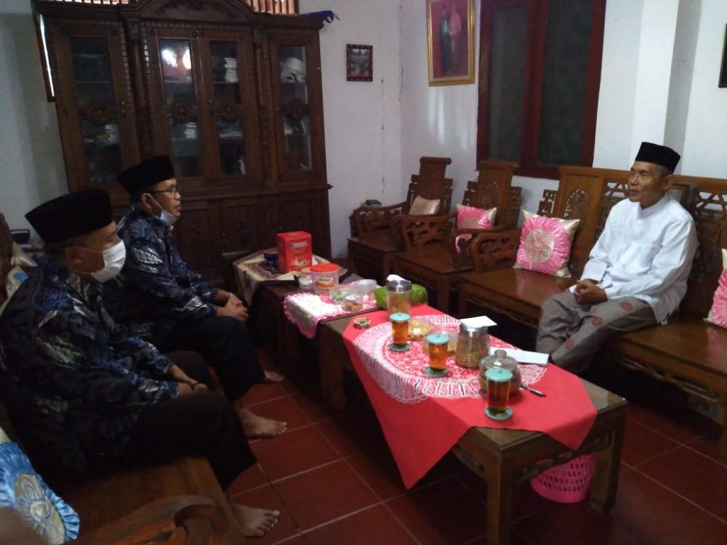 Ketum MUI Kulon Progo Drs.HM. Wasiludin (kanan) menerima silaturrahim DPD LDII