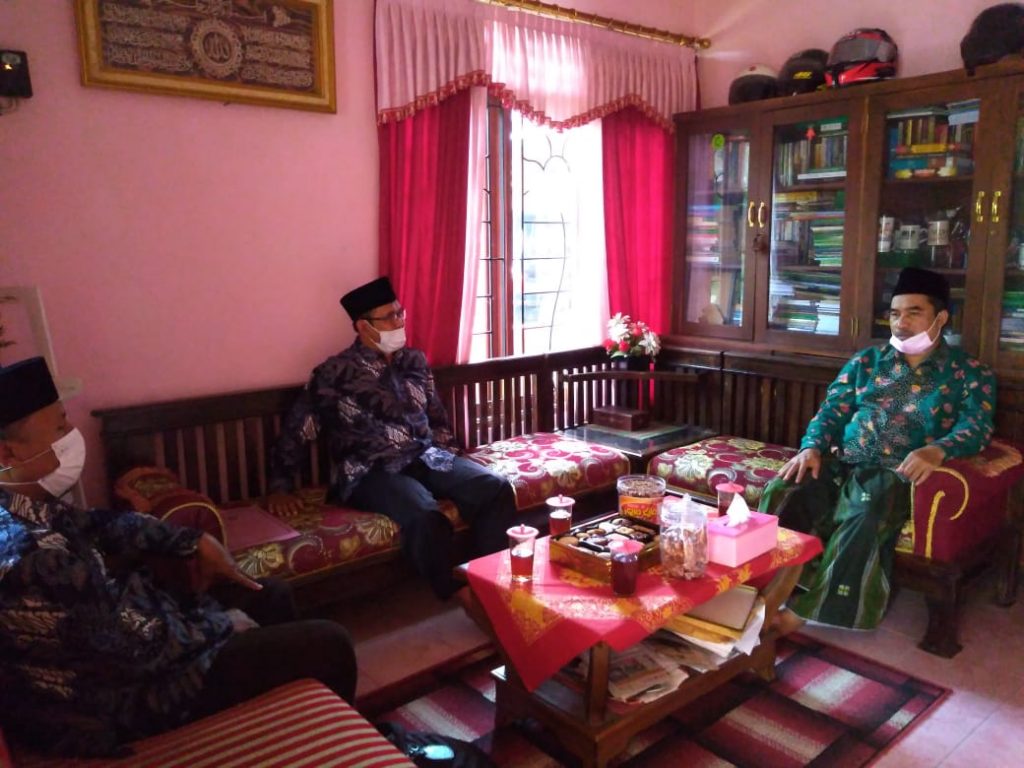 Sekum MUI Kulon Progo Drs.H.Abdurahman (kanan) menerima silaturrahim DPD LDII