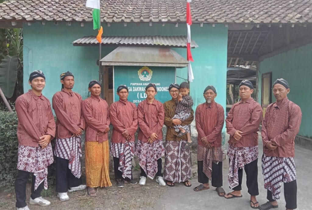Foto Bersama LDII Galur mengikuti pawai kemerdekaan RI di Kapanewon Galur