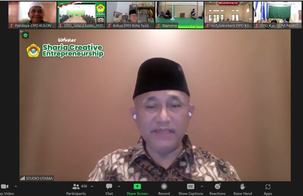 Pandaya saat Mengikuti Webinar secara Daring