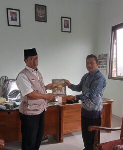 Pujimin saat memberikan majalah nuansa persada kepada Kepala KUA Galur Afwan zuhdi, SAg. M.A di ruang kerjanya