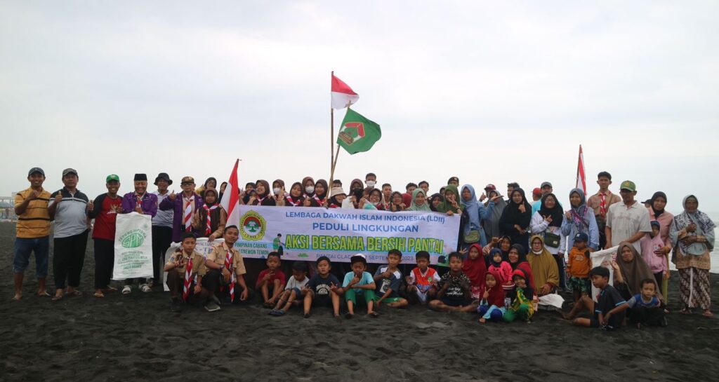 Foto bersama usai aksi bersama bersih pantai glagah