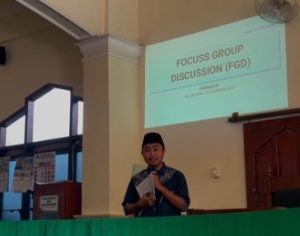 Hendra Saputra saat memberi materi FGD