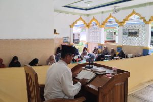Ustadz Kasiman Ahmad Qoshim saat Menyampaikan Materi di Hadapan Para Santri