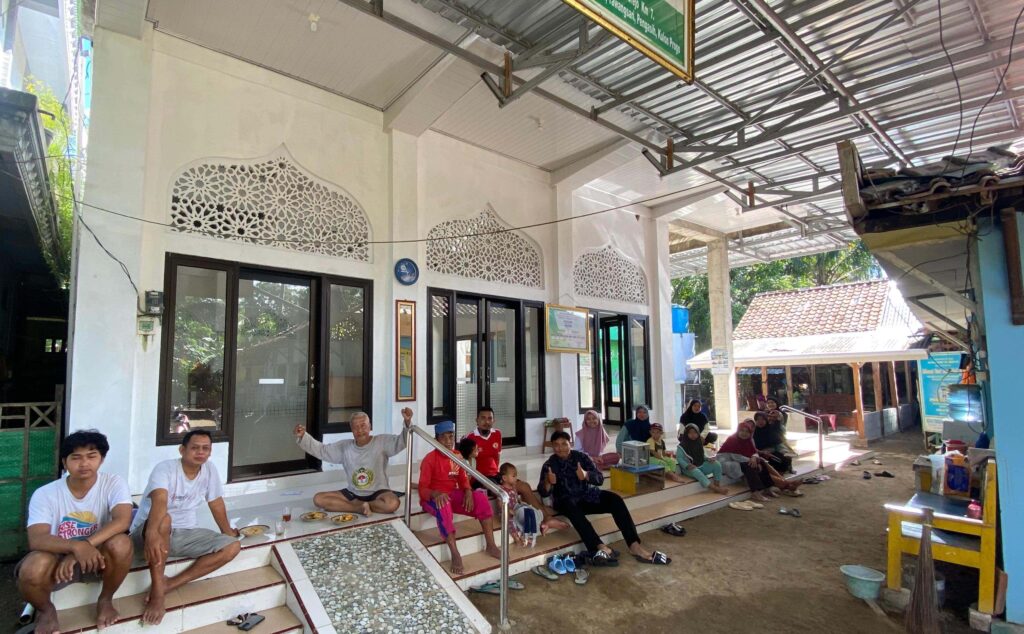 Berfoto bersama usai kerja bakti PAC LDII Tawangsari
