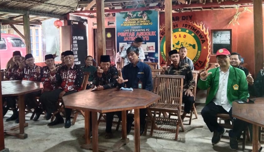 Berfoto bersama dalam Sosialisasi Kampung Proklim Kembang