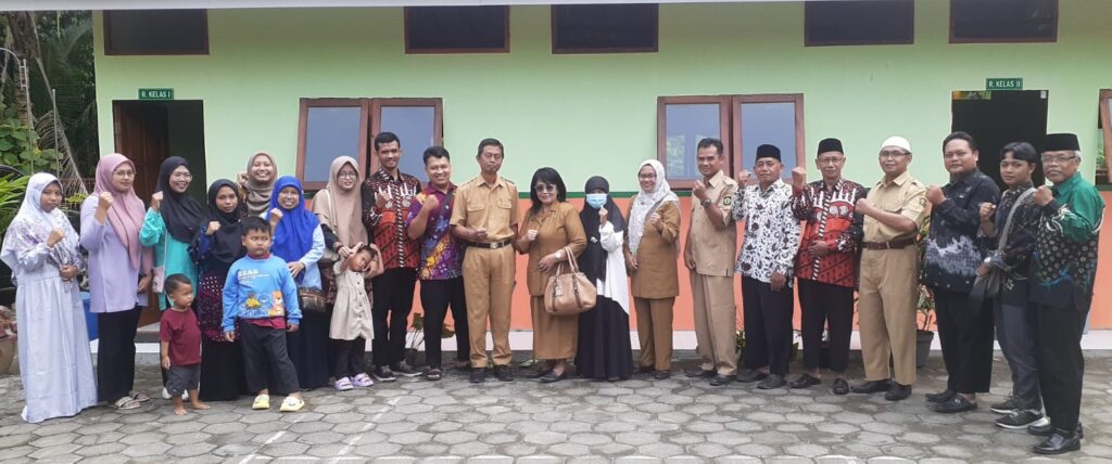 Berfoto bersama dewan guru dan orang tua dalam verifikasi SDIT Bina Insan Mulia