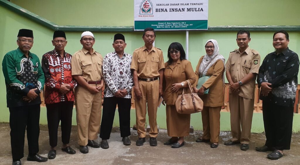 Berfoto bersama para asesor dan pengurus yayasan dalam verifikasi SDIT Bina Insan Mulia