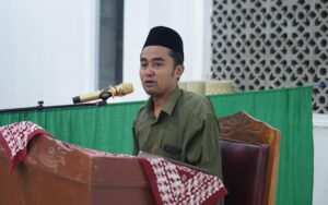 Lurah Bojong memberikan materi usai tarawih
