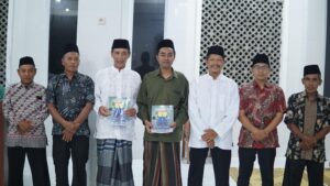 Lurah beserta jajaran berfoto bersama usai penyerahan majalah nuansa