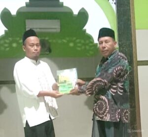 Penyerahan Majalah Nuansa kepada Takmir Masjid Al Munajat