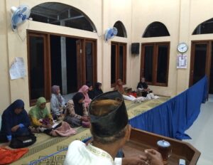 Suasana peserta pengajian bakda tarawih di Masjid Baitul Makmur Kulwaru