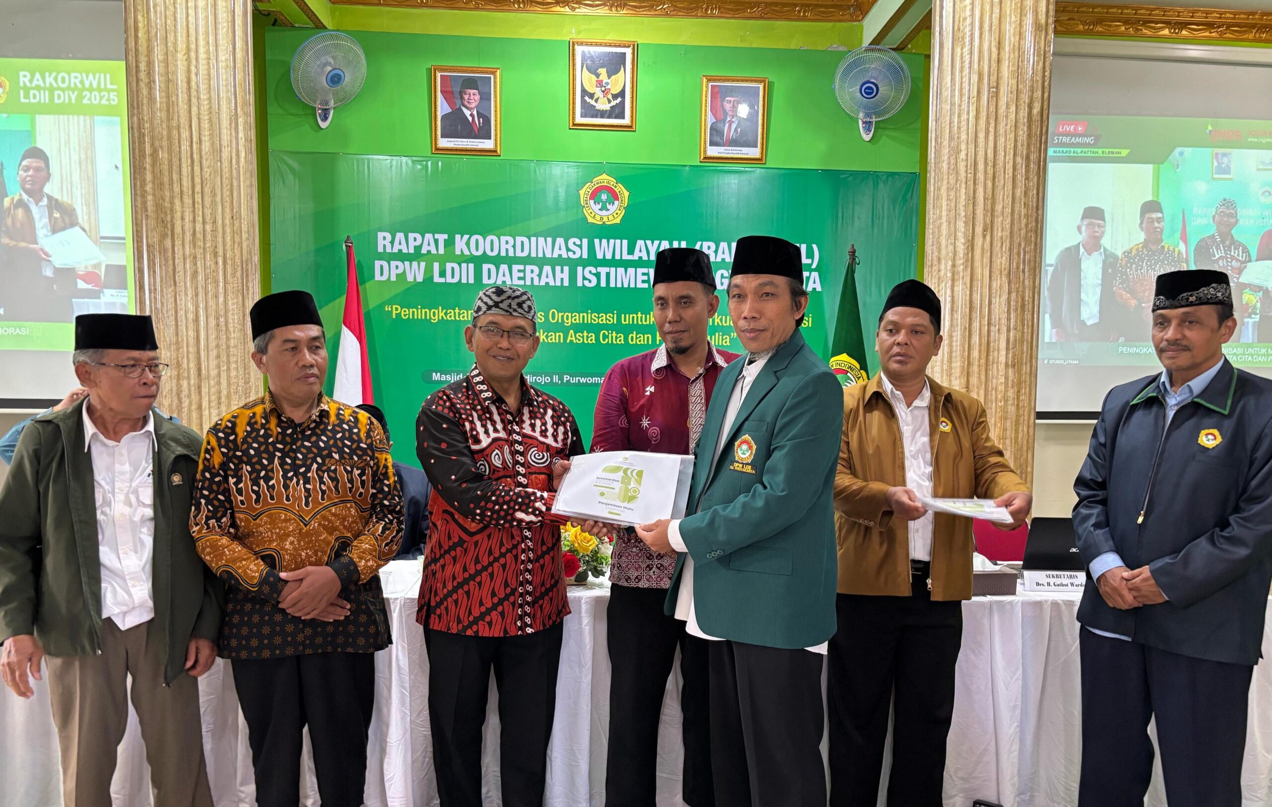 Ketua DPW LDII DIY Atus Syahbudin saat Menyerahkan Hasil Monev kepada Pandaya