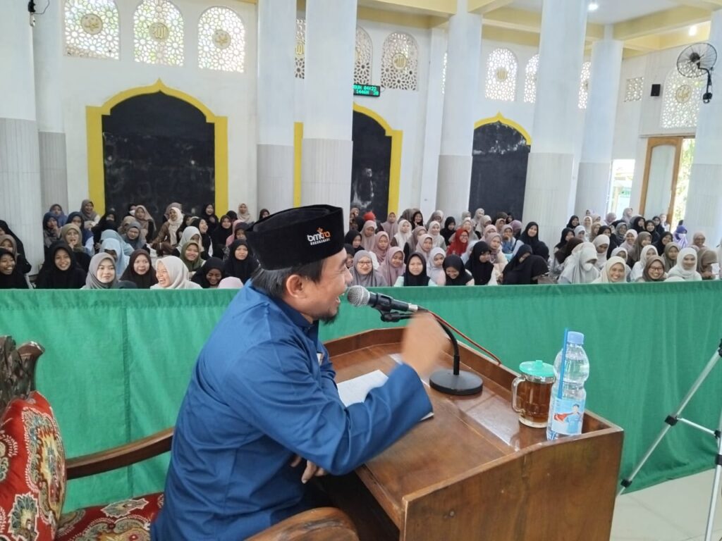 Ustadz H. Muhammad Ali Imron saat Memberikan Materi di hadapan ratusan pemuda pemudi LDII