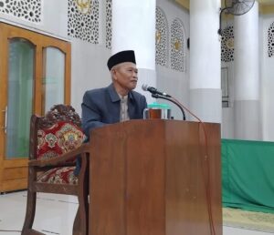 Ustadz Muhammad Ali Saifudin saat Memberikan Materi pada Pengurus Organisasi