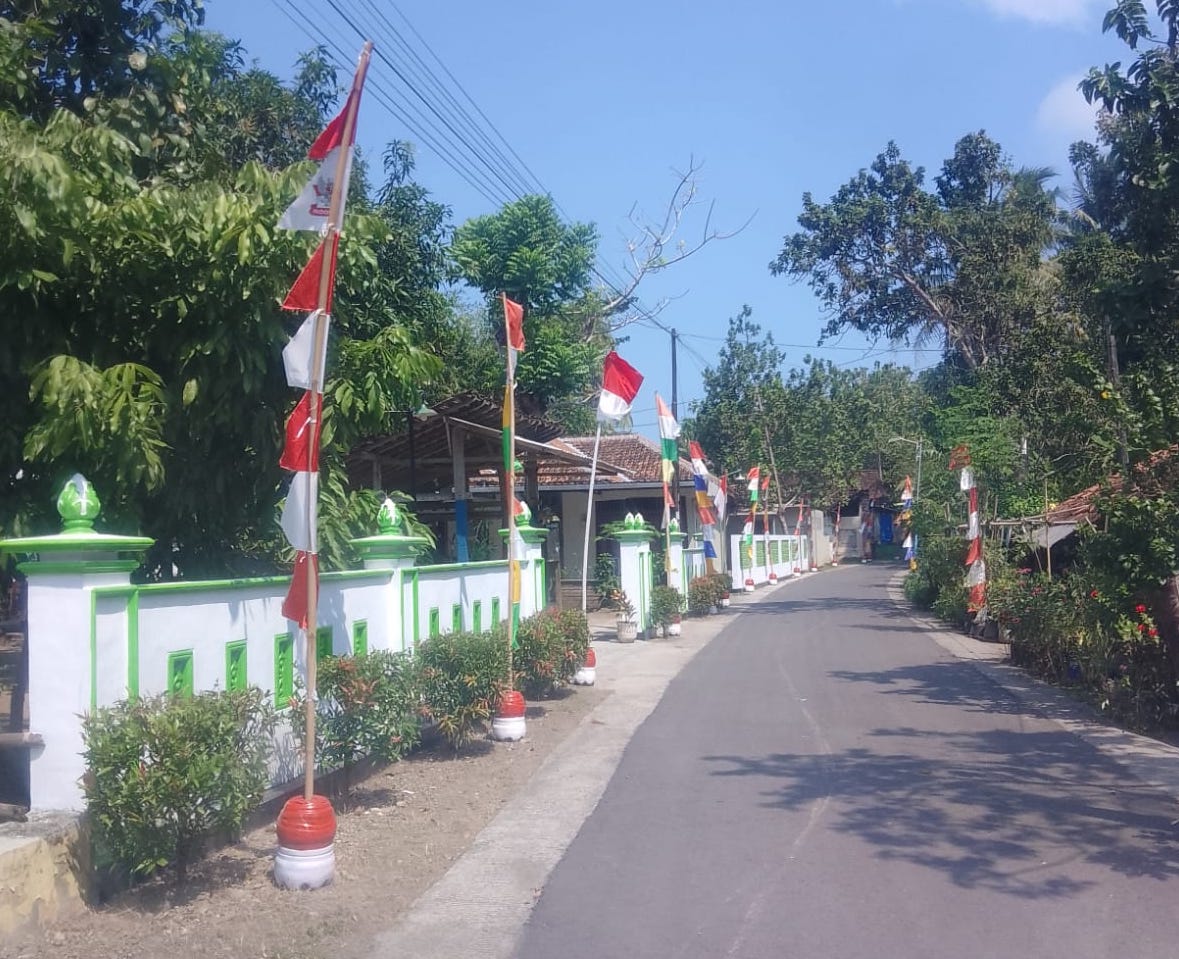Daur Ulang Botol Galon Menjadi Tempat Tiang Bendera dan Umbul Umbul