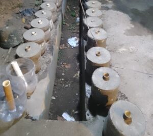 Proses Pengisian Botol Bekas Galon dengan Semen