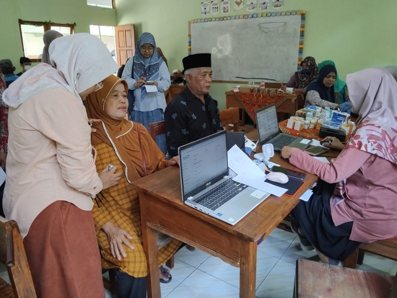 Proses pemeriksaan kesehatan oleh dokter Puskesmas Wates