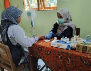 Proses pengambilan darah untuk cek gula darah