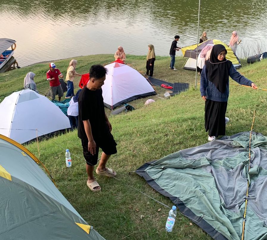 Peserta Makrab Gemaku sedang Mendirikan Tenda