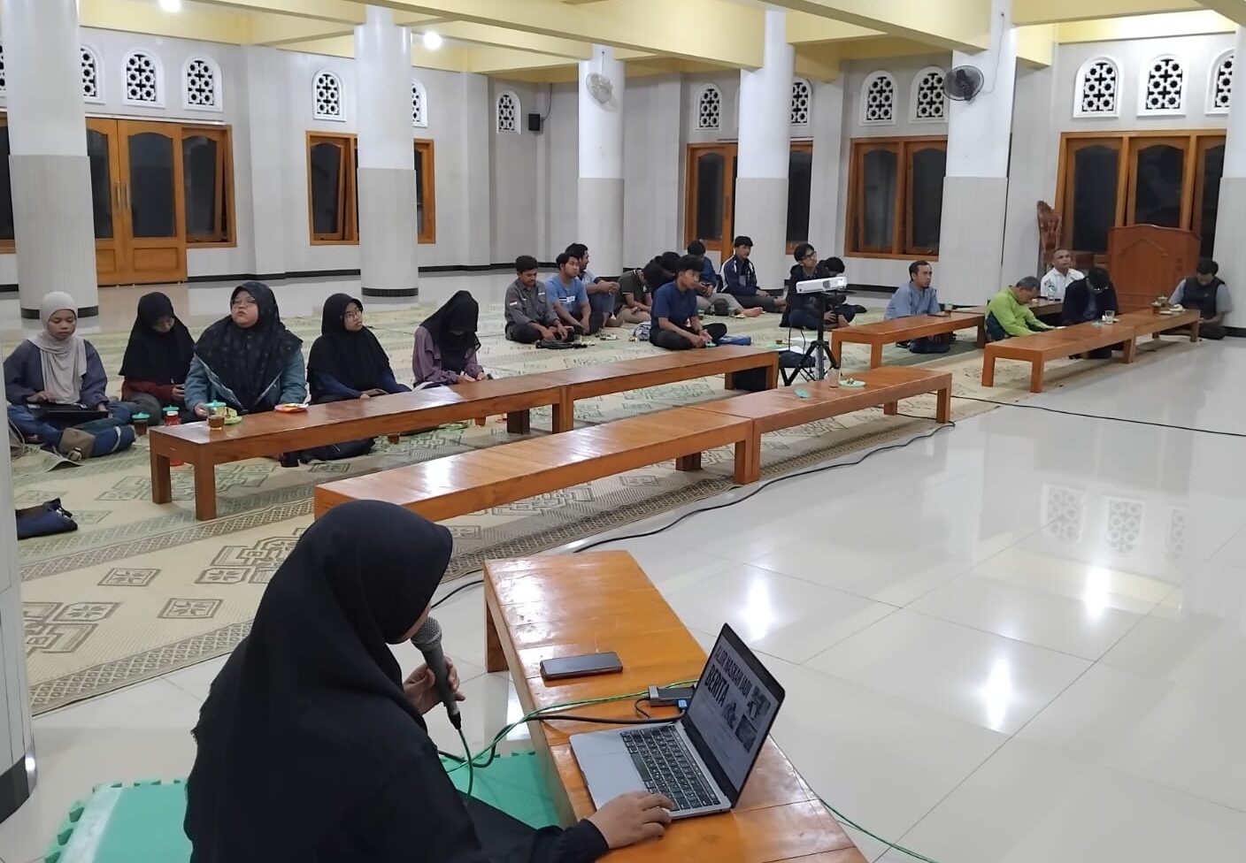 Uyun Kusuma saat memberikan materi pelatihan jurnalistik