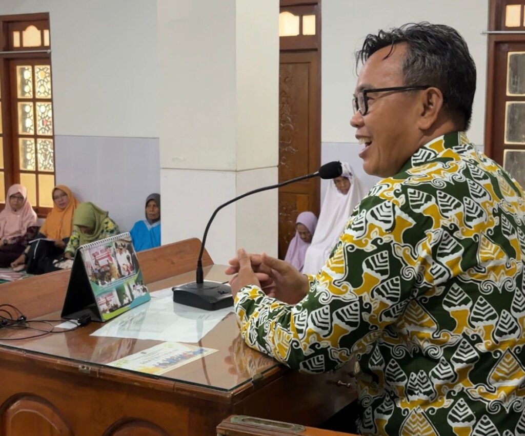 Panewu Nanggulan Sri Wahyuniarto saat memberikan sambutan pada Safari Salat Dzuhur di Masjid Al Barokah