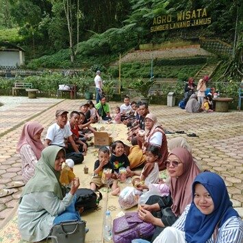 Kebersamaan Generus Fun Trip PC LDII Pengasih Kebun Teh Jamus di Ngawi