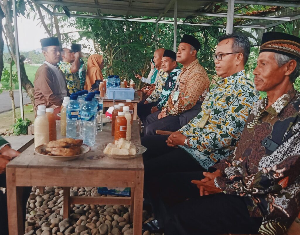 Ramah Tamah Panewu Nanggulan Sri Wahyuniarto dengan Ketua PC Nanggulan Suwarno usai Safari Salat Dzuhur di Masjid Al Barokah