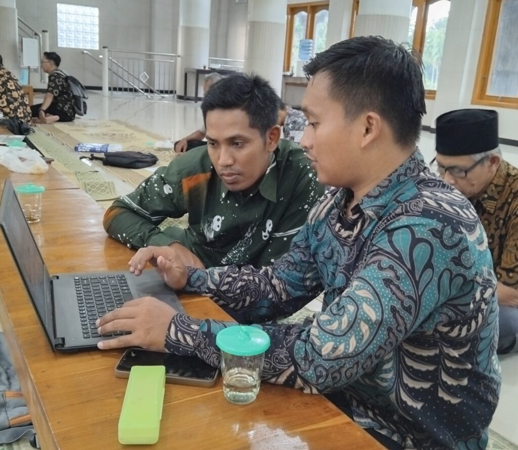 Sesi Pendampingan Teknis dalam Workshop Akselerasi Pengisian Laporan Kinerja PC di Kulon Progo Sabtu 29 November