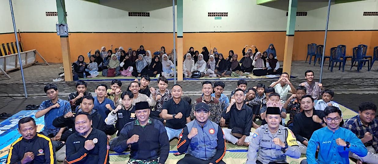 Lurah Giripeni beserta jajaran berfoto bersama dalam Pengajian Akhir Tahun Perahu Biru