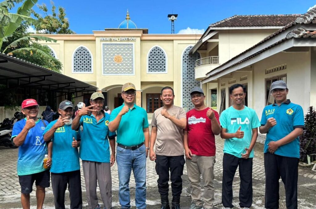 Berfoto bersama Forkompimkap Nanggulan usai Jumat Bersih di lingkungan Masjid Al Barokah