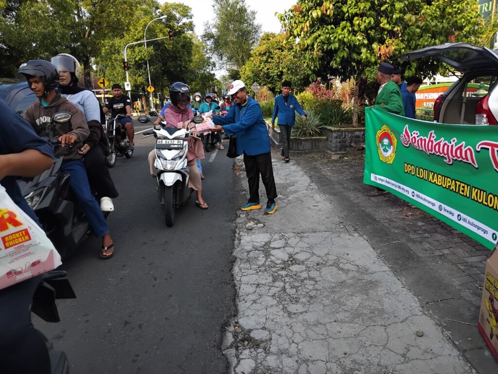 Ketua DPD LDII Kulon Progo bagikan takjil pada pengguna jalan Selasa 17 Maret 2026