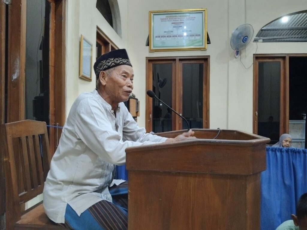 Lurah Kulwaru memberikan sambutan dalam Khataman Al Quran di Masjid Baitul Makmur
