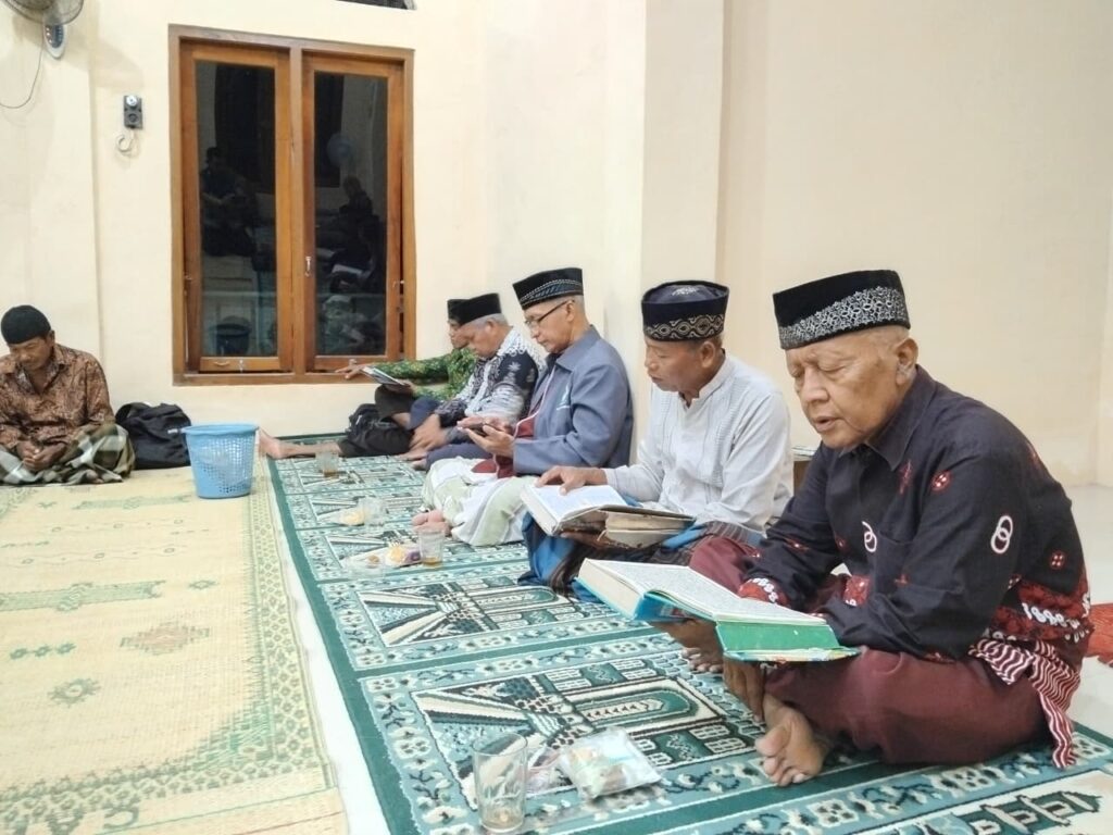 Lurah Kulwaru didampingi Ketua PAC dan Wanhat setempat saat menyimak bacaan Al Quran di Masjid Baitul Makmur