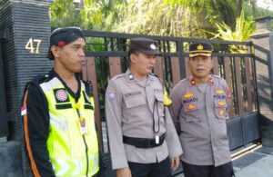 Ketua PAC Giripeni Suhardi bersama Kapolsek Wates dan Bhabinkamtibmas Giripeni di TMP Giripeni