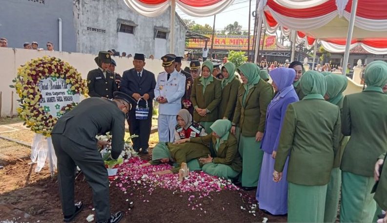 Pemakaman Kopda Anumerta Farizal Rhomadhon di Taman Makam Pahlawan (TMP) Giripeni, Kulon Progo, DIY. (Foto ANTARA)