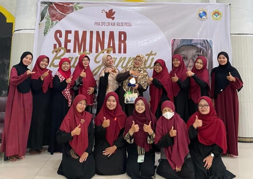 Panitia dan narasumber seminar Baiti Jannati berfoto bersama usai acara