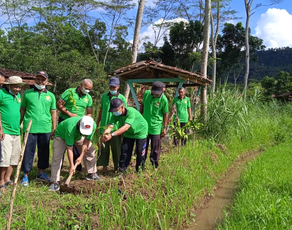 Penanaman pohon oleh DPD LDII Kulon Progo di kompleks obyek wisata Doladeso Boro