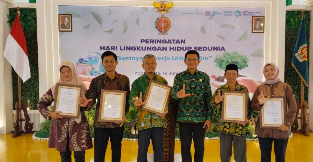 Samidi perwakilan dari Kampung Proklim Kembang berfoto bersama penerima penghargaan lain dari Kulon Progo