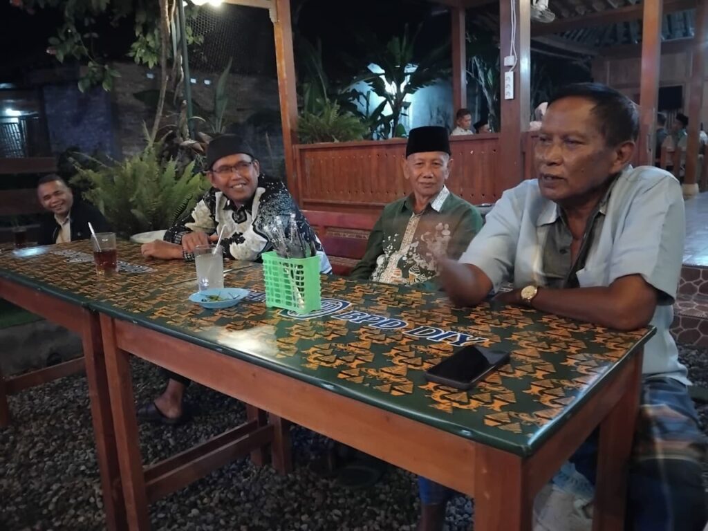 Sumiran (paling kanan) saat menyampaikan pengalamannya memimpin Kapanewon Girimulyo