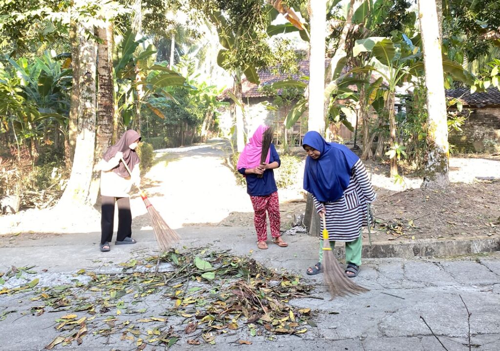 Gelar Kerja Bakti di Masjid Baitul Izza, warga bergotong royong membersihkan lingkungan masjid