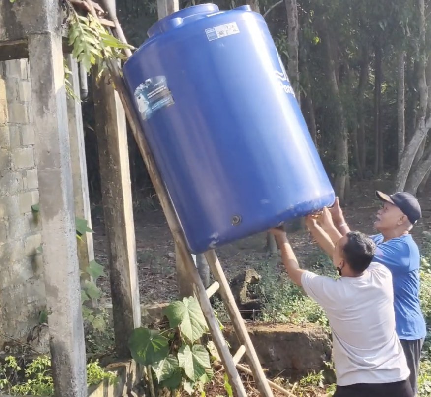 Kerja Bakti PAC LDII Kulwaru memasang toren air