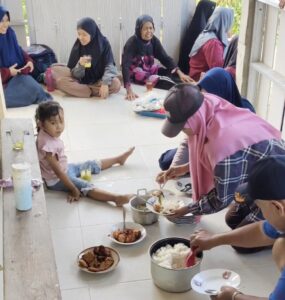 Makan bersama usai kerja bakti PAC Kulwaru