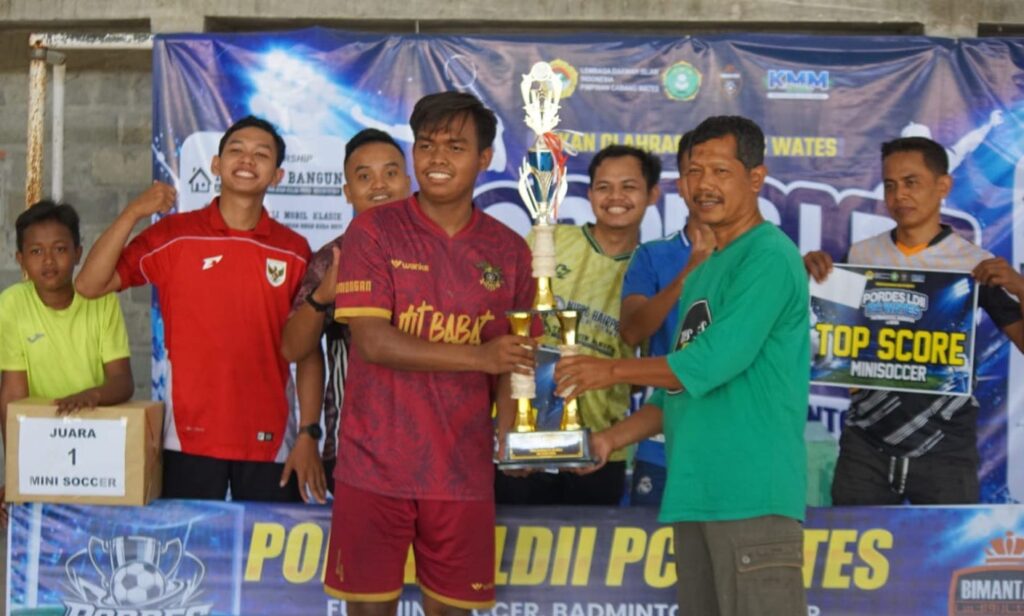 Penyerahan piala kepada juara minisoccer Pekan Olahraga PC Wates