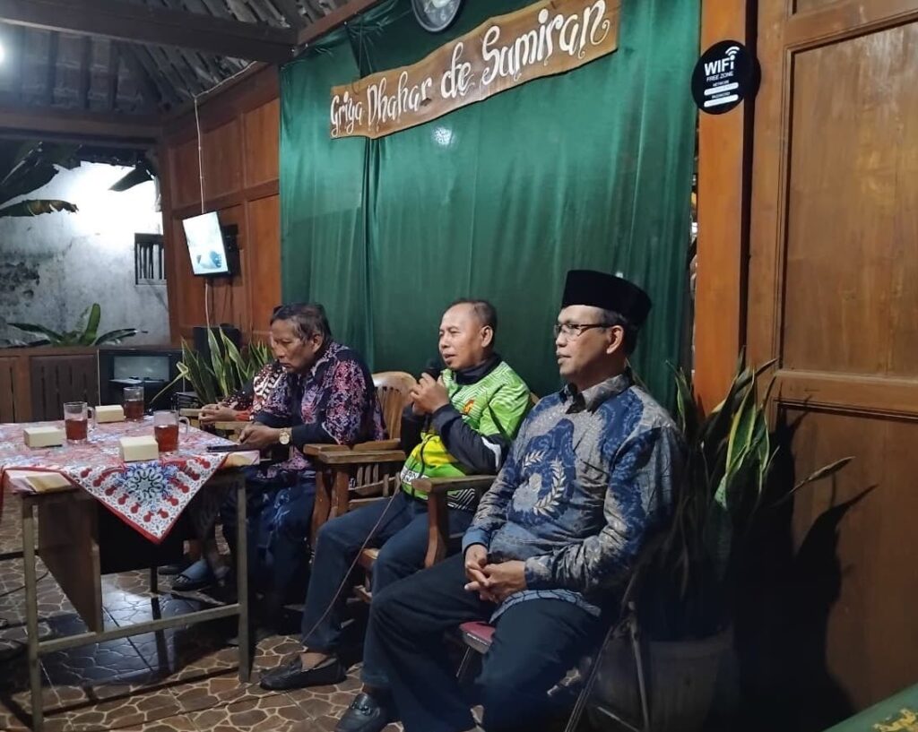 Tokoh Masyarakat Nasib Wardoyo dan Sumiran saat bertukar informasi dengan DPD LDII Kulon Progo di RM de Sumiran Jumat (17/7)