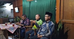 Tokoh Masyarakat Nasib Wardoyo dan Sumiran saat bertukar informasi dengan DPD LDII Kulon Progo di RM de Sumiran Jumat (17/7)