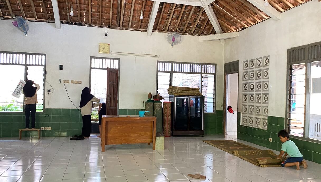 Warga PAC LDII Kulur membersihkan bagian dalam Masjid Baitul Izza